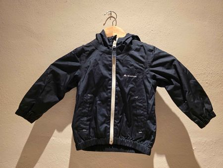 Veste enfant Quechua bleu marine, idéale pour le printemps!