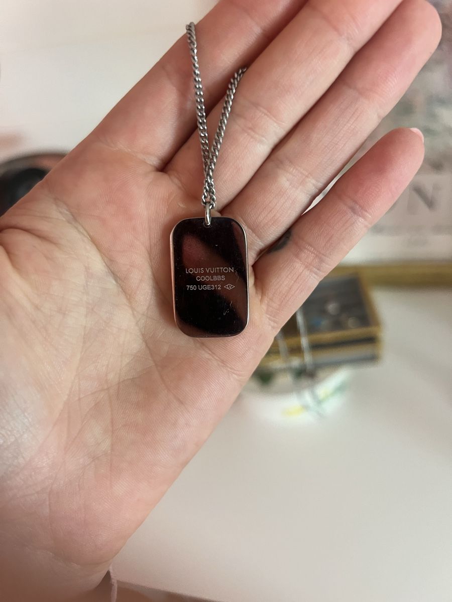 Louis Vuitton Catenine: Louis Vuitton Halskette Silber Plakette – Usato da St. Gallen venduto da deborahM95 1