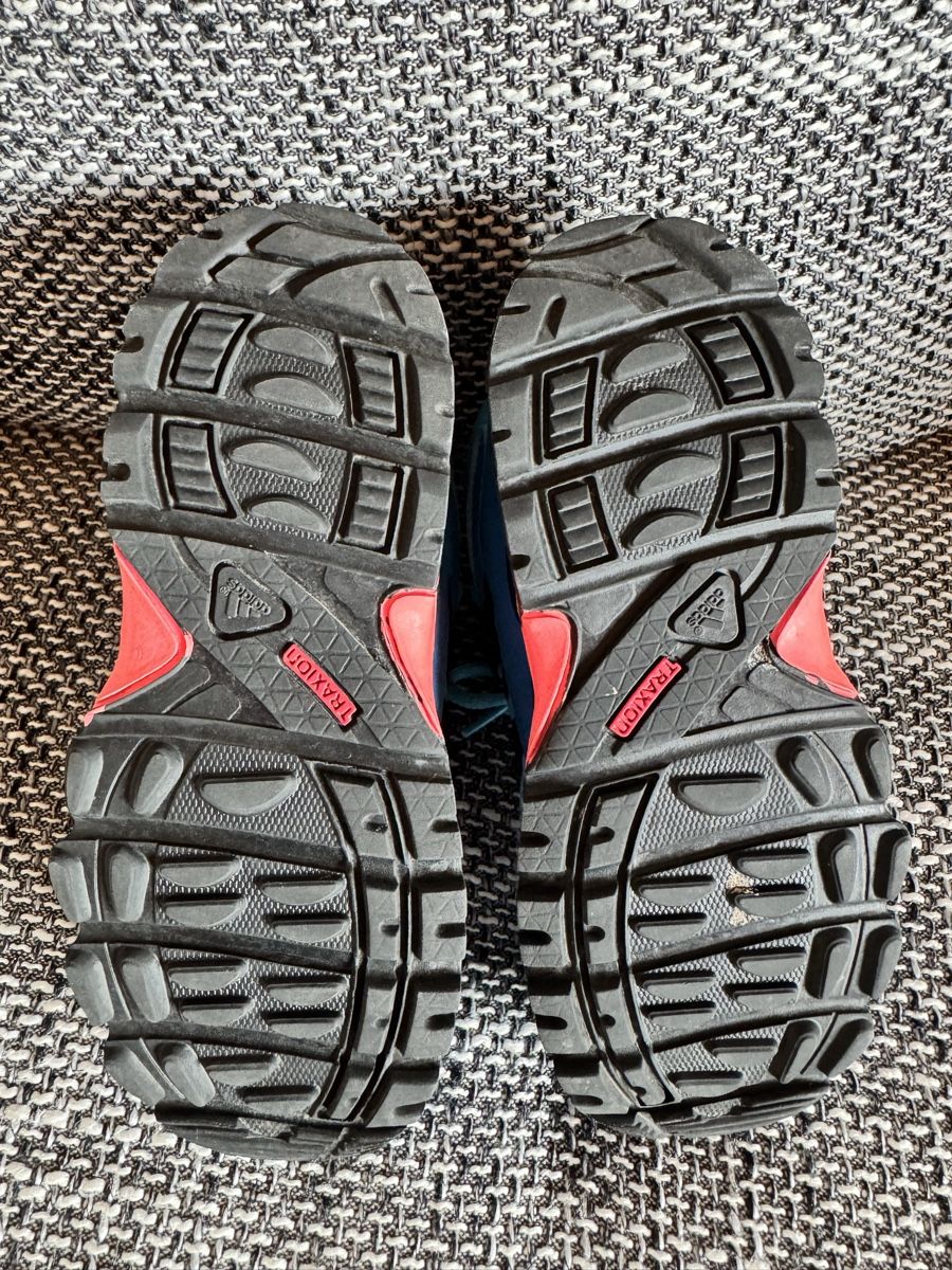 Adidas Scarpe per ragazzi: Adidas Terrex Trekkingschuhe Kinder Grösse 27 blau – Usato da Gommiswald venduto da Aloha.Spirit 4