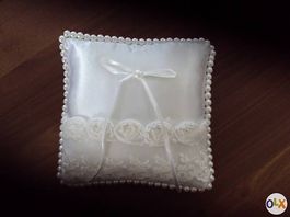 Ringkissen weiss für Hochzeit mit Röschen und Perlen