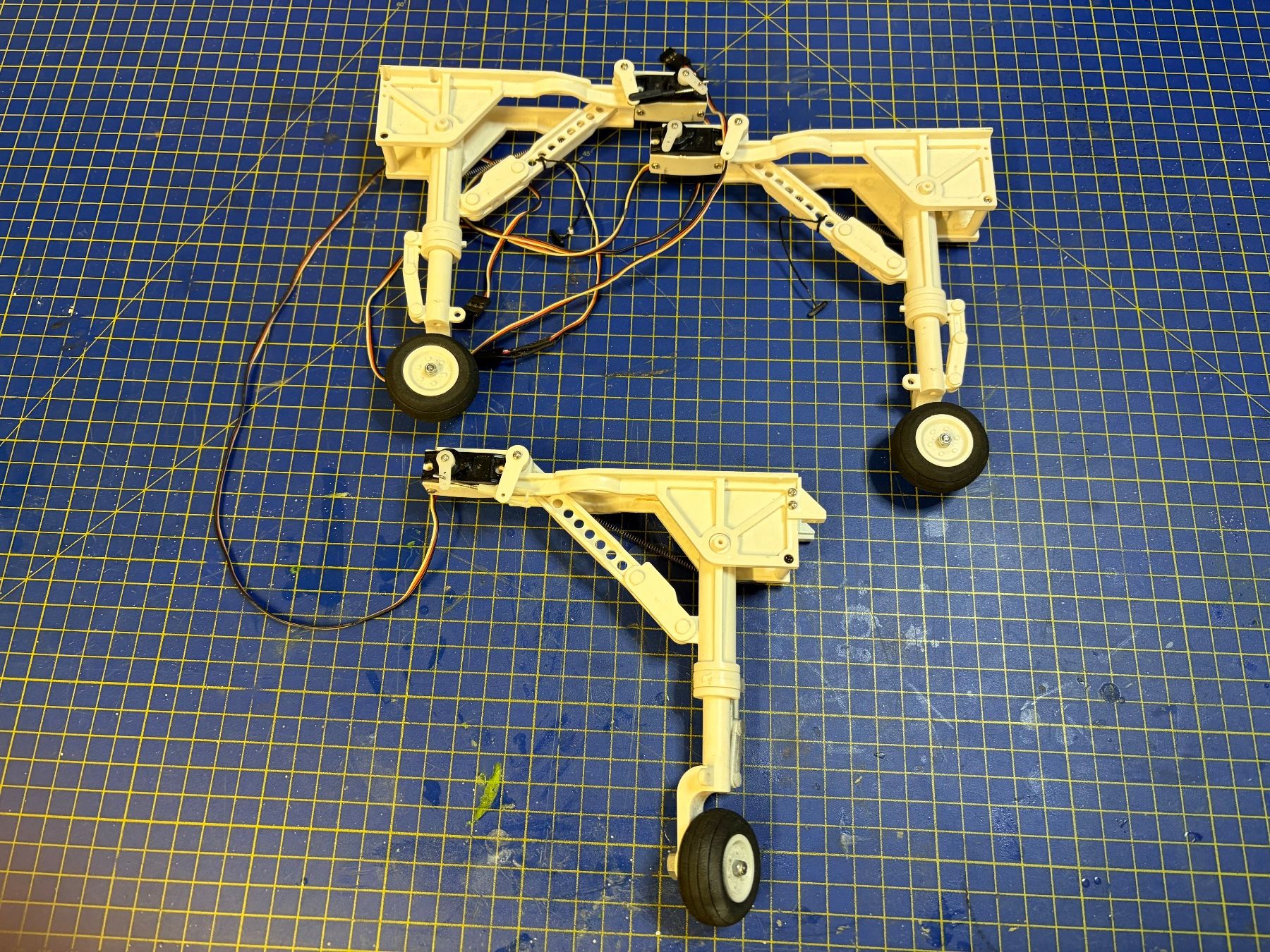 RC Modellbau: Fahrwerk Modellbau 3 Stk mit Servos – Gebraucht aus Glattbrugg von Olio7