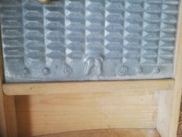 Antike Waschbrett aus Holz mit Metalleinsatz