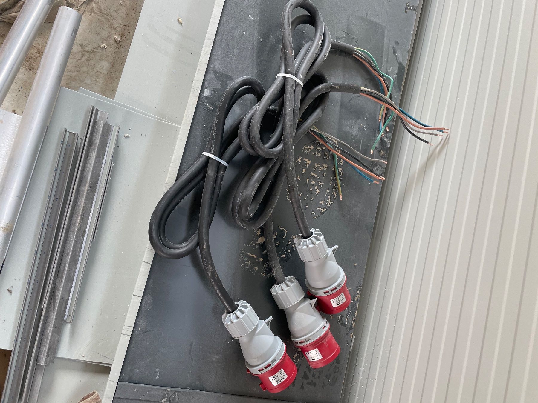 Spine: CEE S tecker mit kabel 32a  3 stuzk – Nuovo (secondo la descrizione) da Niederbipp venduto da Baca3 5