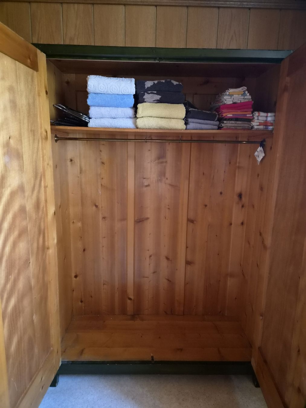 Armadi: Alter Schrank Holz – Usato da Bad Ragaz venduto da maui06 1