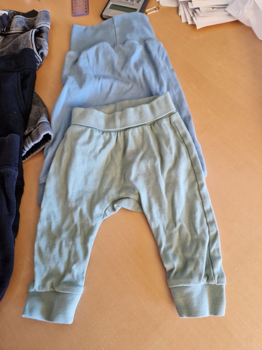 Kleiderpakete & -sets: Lot de 5 pantalons H&M, taille 68 – Gebraucht aus Goumoens-la-Ville von cfaIII 2