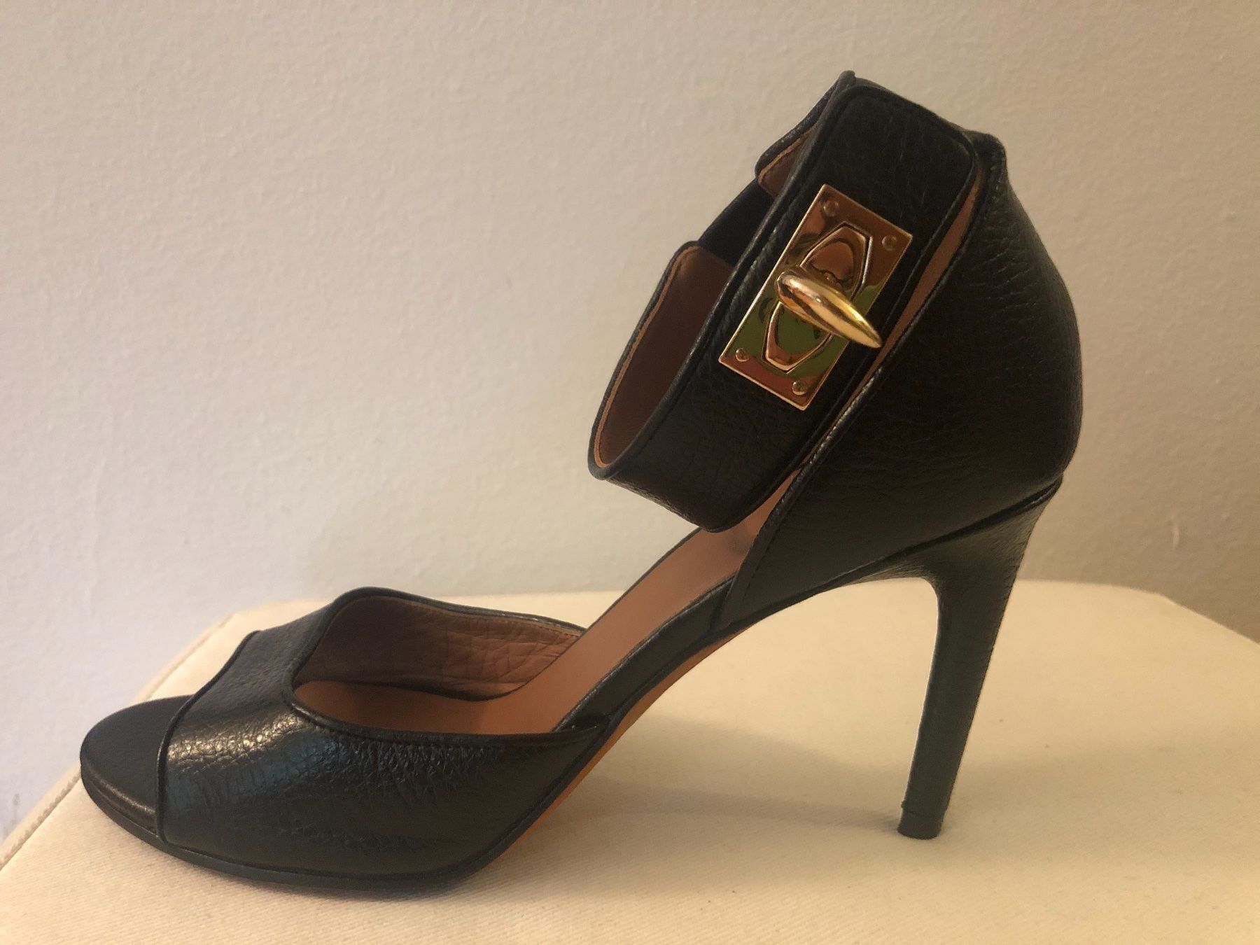 Givenchy Scarpe da donna: Givenchy shark lock N. 36,5 – Nuovo (secondo la descrizione) da Lugano venduto da Vintage.Mood 1