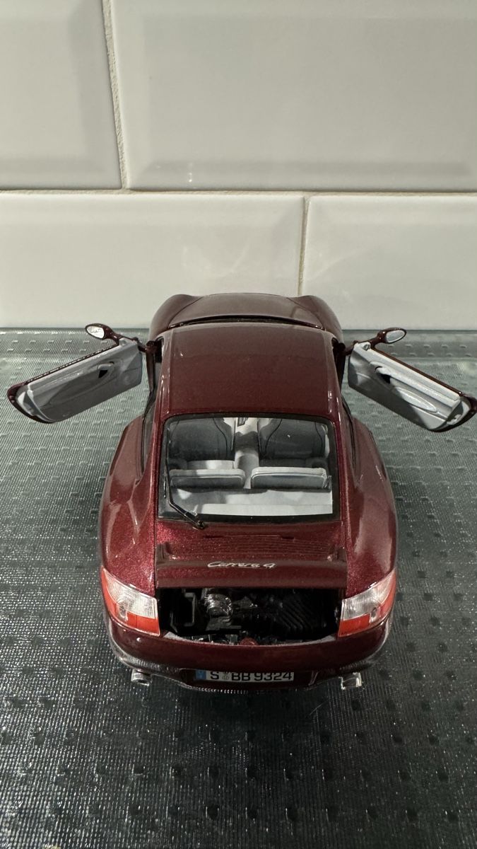 Bburago Modellini d'auto: Porsche 996 Carrera 4 1/18 – Usato da Saillon venduto da Tom78vs 3