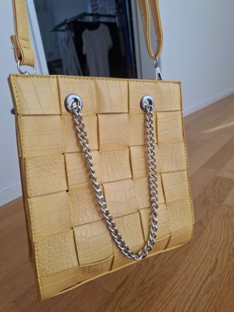 Trendige gelbe Handtasche mit Kroko-Optik für den Sommer!