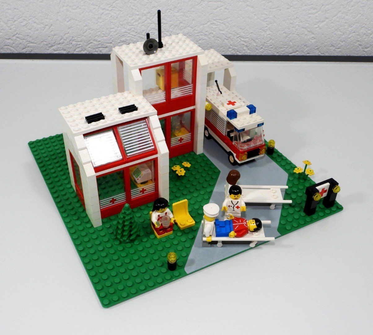 Lego Baukästen: LEGO LEGOLAND 6380 KRANKENHAUS – Gebraucht aus Turbenthal von Ddanuh 2