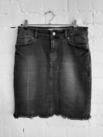Dunkelgrauer Jeansminirock von basicapparel / Gr. S