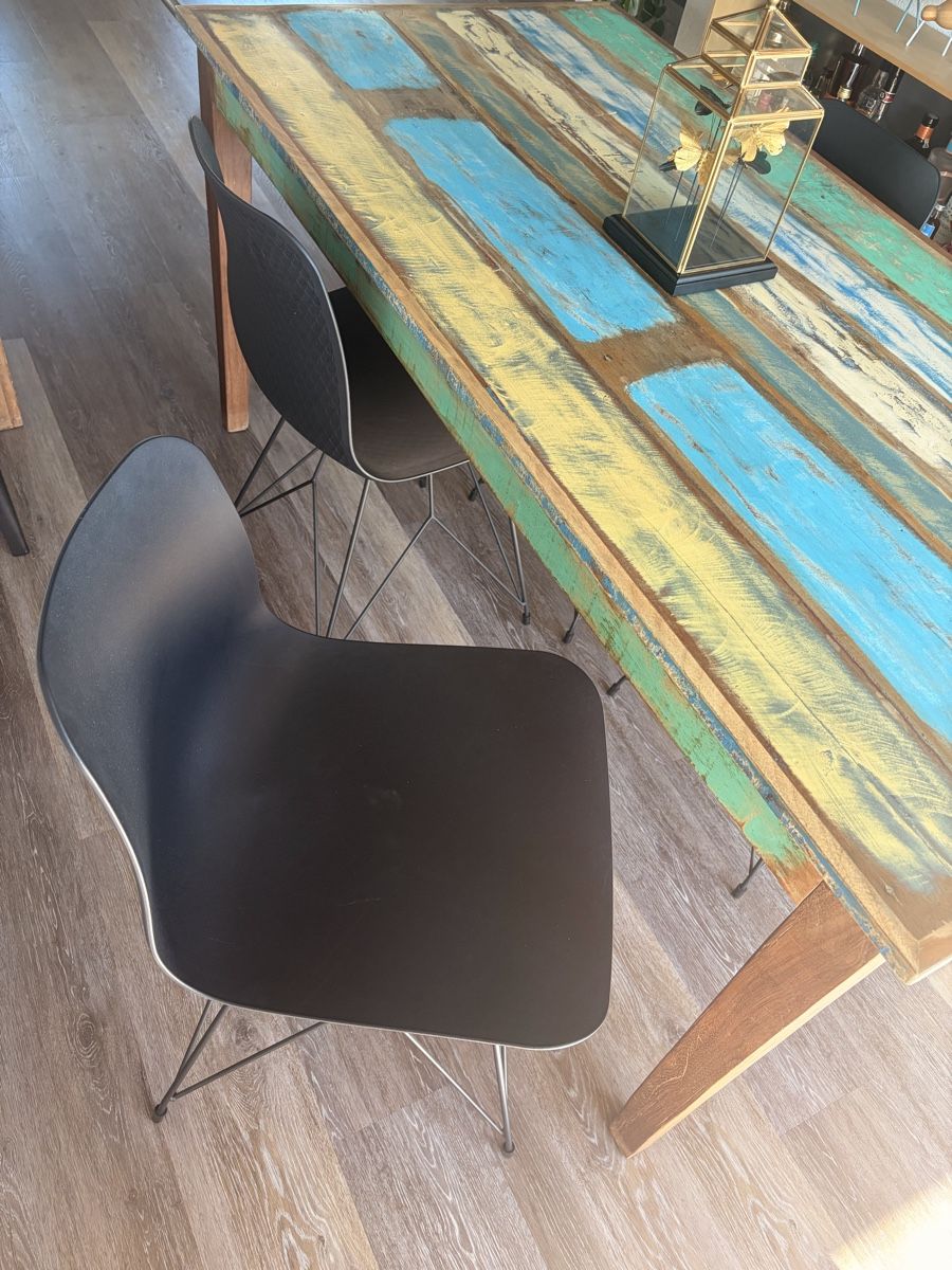Tables: Wood Table + 4 Chairs – D'occasion à Basel par str_7k26 5