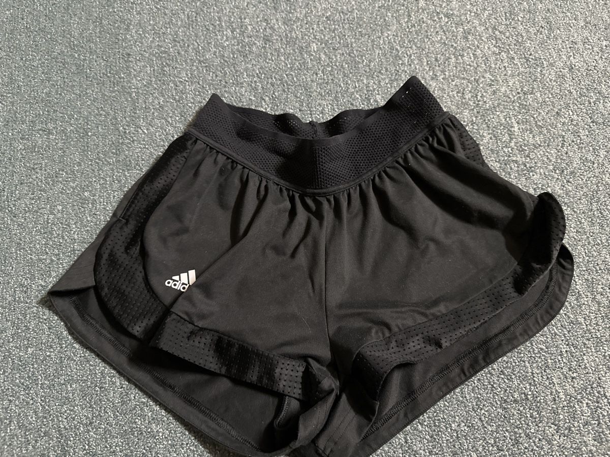 Adidas Pantaloni: Tennishose Adidas  – Nuovo (secondo la descrizione) da Baltschieder venduto da YmroBe
