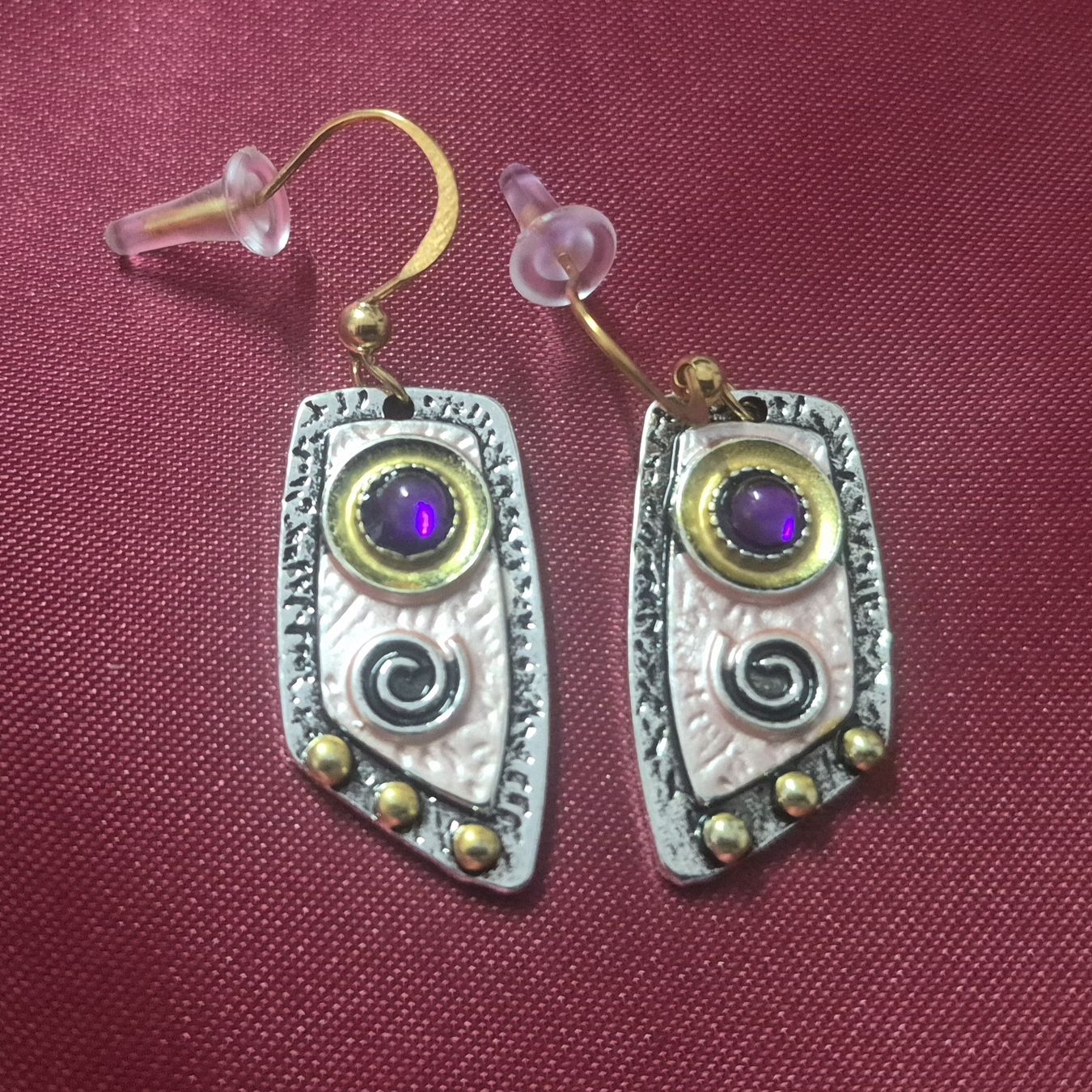 Boucles d'oreille: Orecchini pendenti dorati con pietre viola – Neuf (Voir description) à Giubiasco par Stefaniav