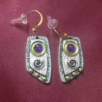 Orecchini pendenti dorati con pietre viola