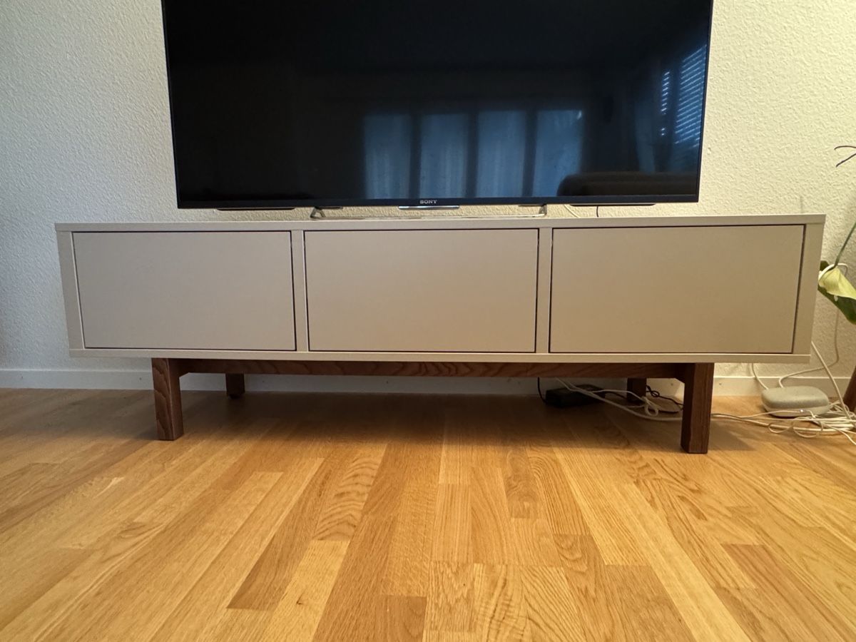 Ikea Mobili TV: Sideboard Stockholm mit Holzfüssen – Usato da Thalwil venduto da Mgetzi