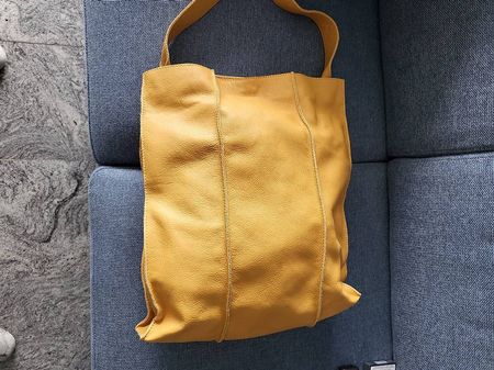 Borsa a spalla in pelle gialla, spaziosa e comoda!