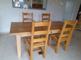 Table de salle à manger avec 6 chaises PRIX A DISCUTER