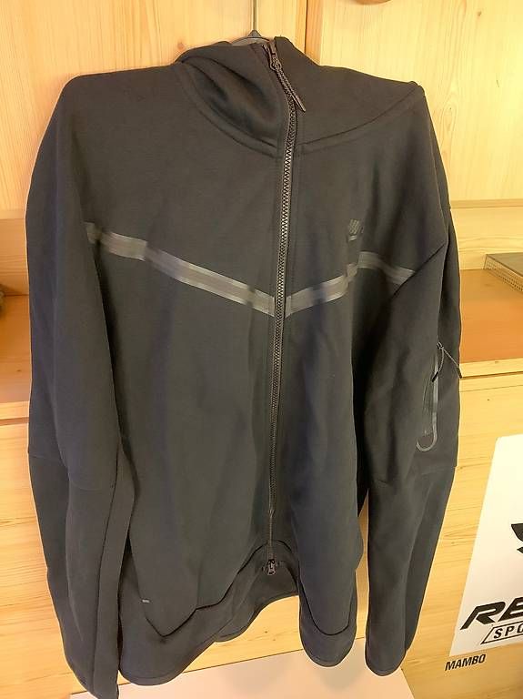 Pullover & Sweatshirts: Nike Tech Fleece Windrunner - L – Neu und originalverpackt aus Rickenbach SZ von PhanP
