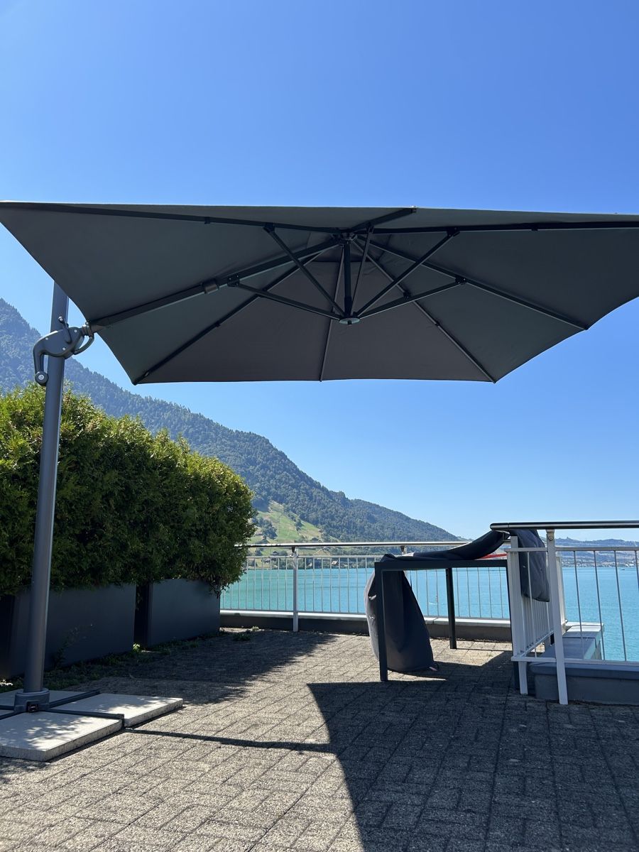 Parasols: Ampelschirm mit Bodenplatten guter Zustand – D'occasion à Arth par rickitrickli