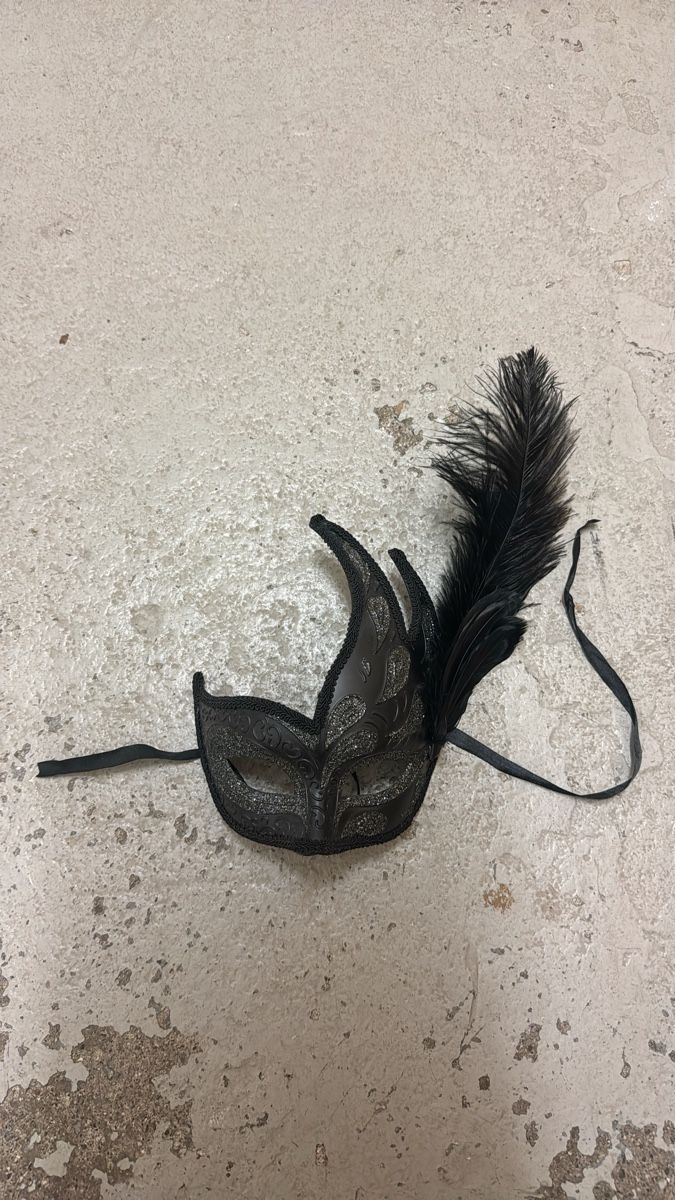 Maschere: Black Masquerade Mask with Feathers New – Usato da Zürich venduto da constgemm