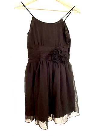 Festliches schwarzes Top mit Blumen