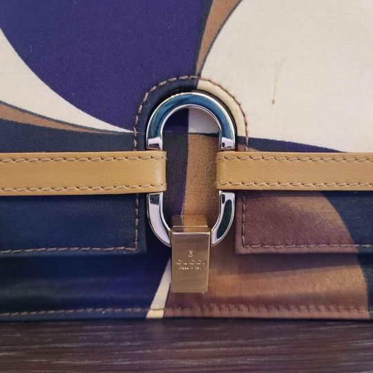 Gucci Borse da donna: Gucci shoulder bag with leather interior + large scarf – Usato da Chavannes-des-Bois venduto da sarahzo 4