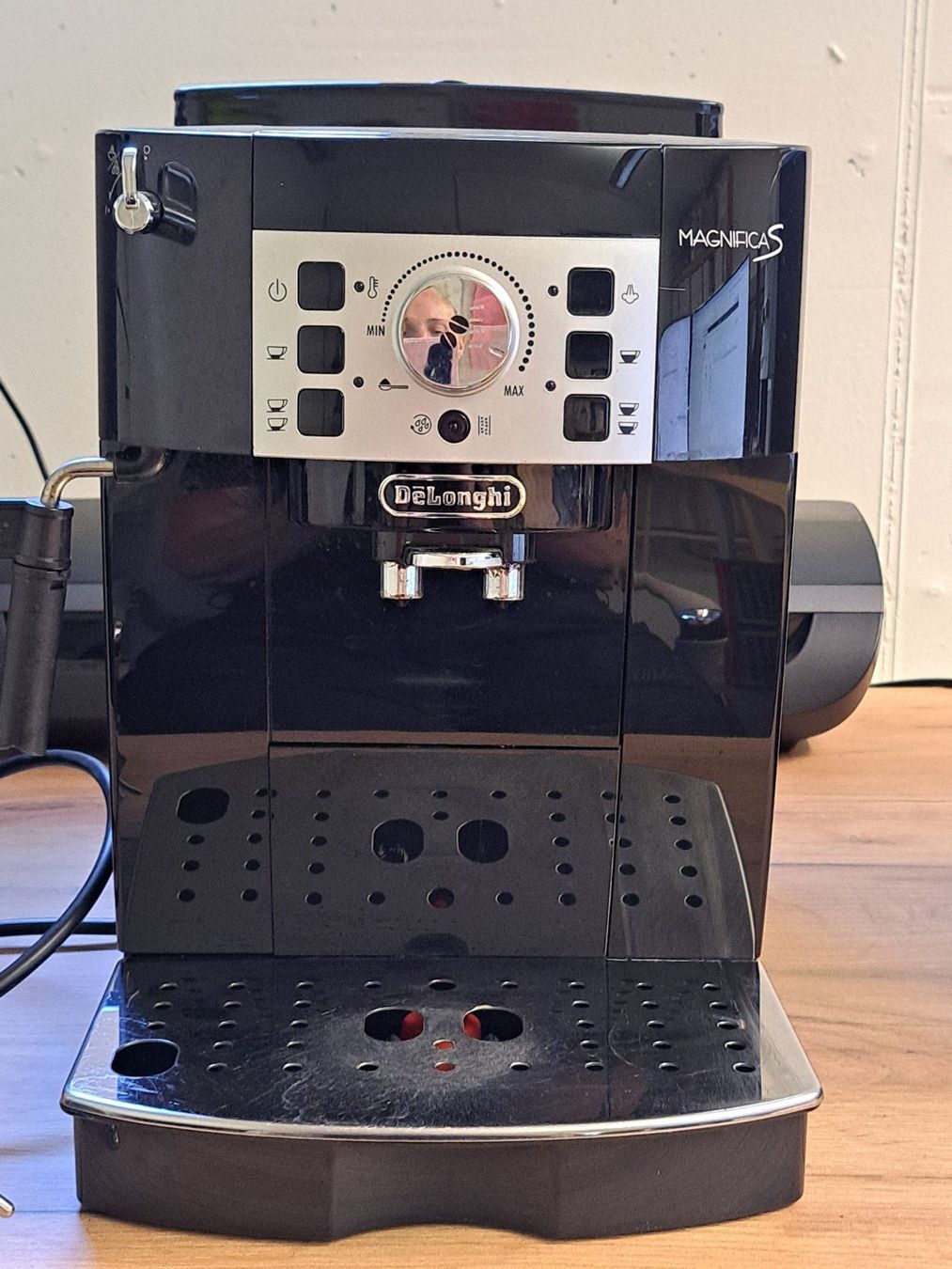 De'Longhi Macchine per caffè & Macchine per espresso: DeLonghi Magnifica S ECAM Kaffeevollautomat – Usato da Hauptwil venduto da maexchen71