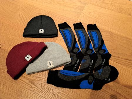 3 Nikin Kindermützen und 2 Paar Rohner Skisocken 23-26
