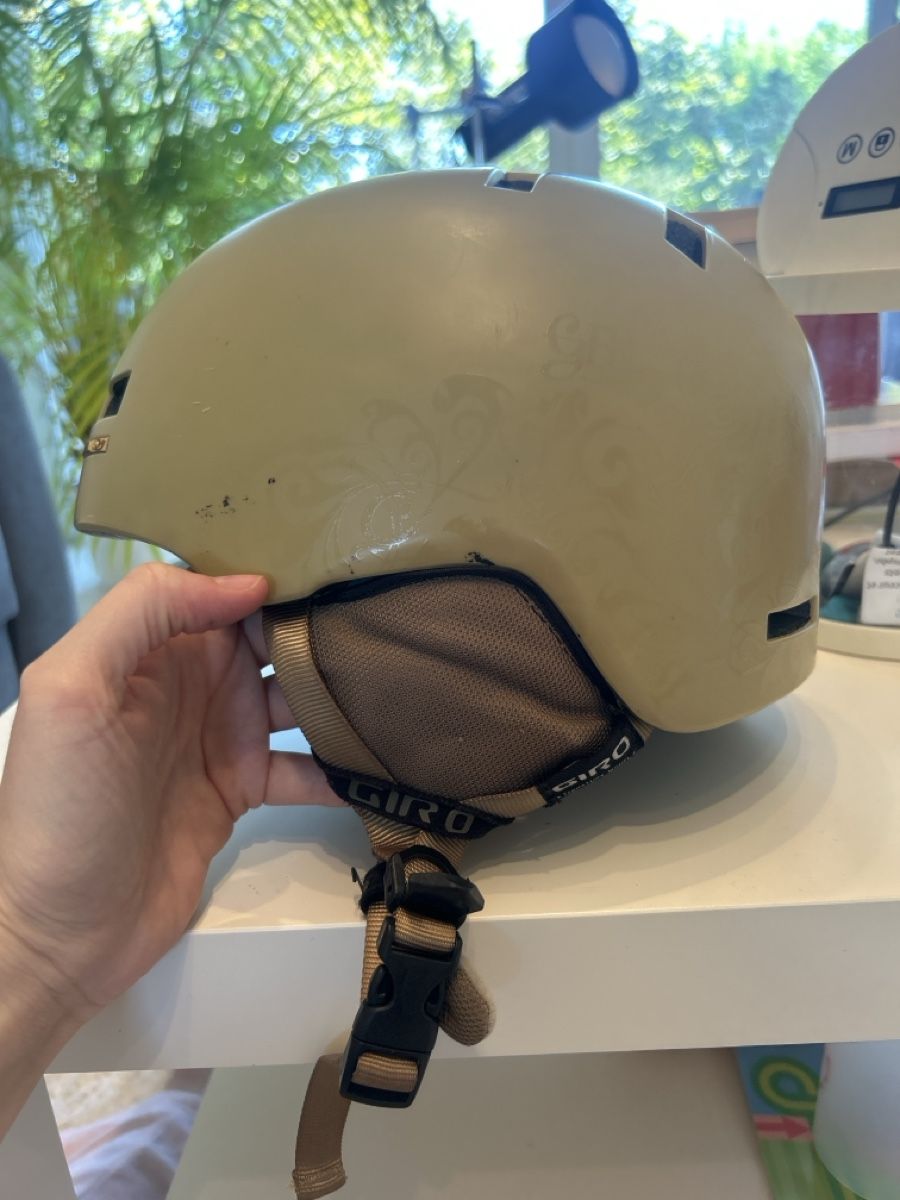 Caschi: Casque de ski Giro beige avec système audio intégré – Usato da Zürich venduto da chess_not_checkers 1