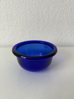 Kleine Schale aus blauem Glas in gutem Zustand