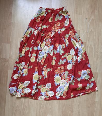 Roter Sommerrock mit Blumenmuster