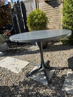 runder, klappbarer Gartentisch der Marke Schaffner