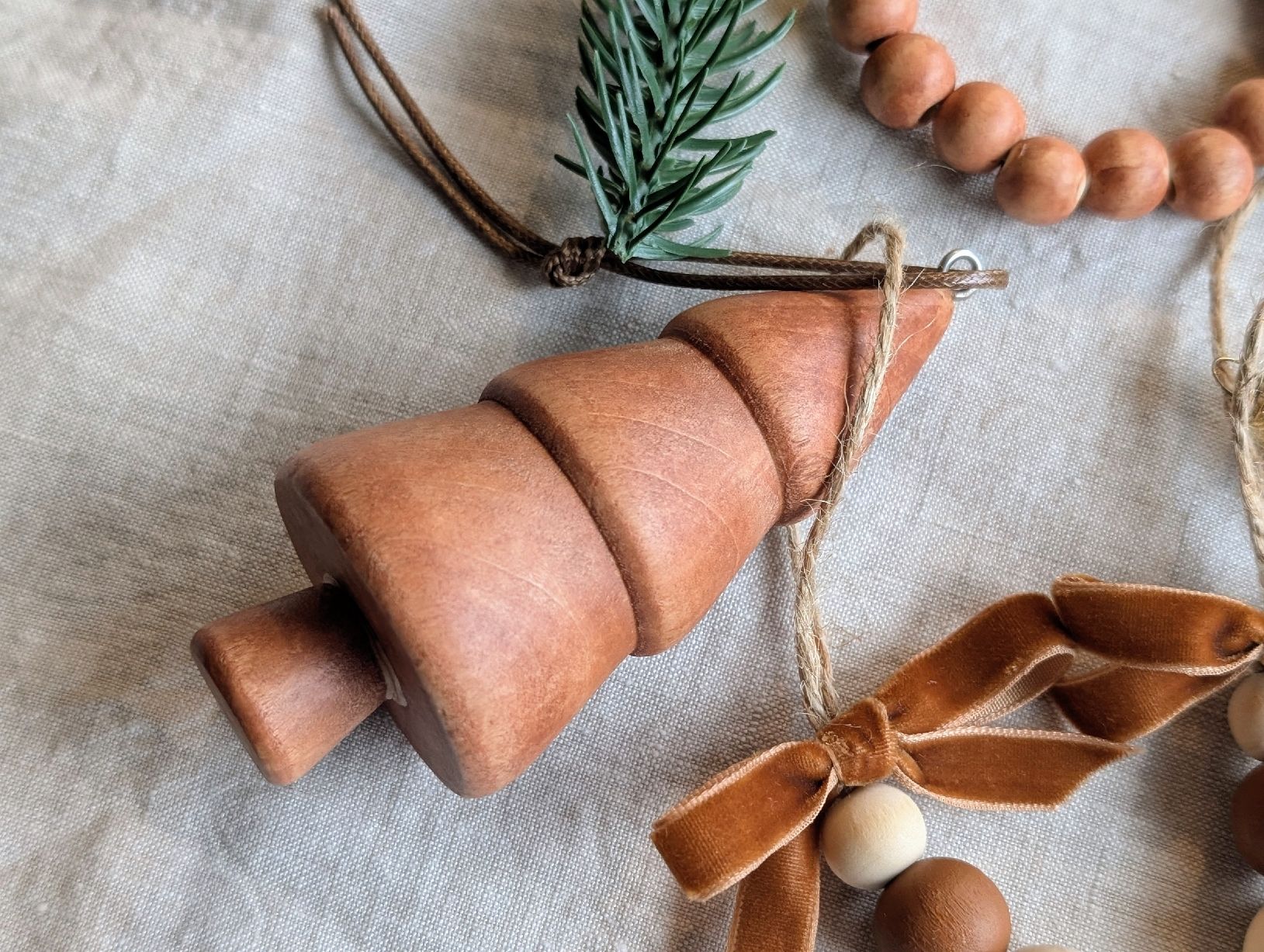 Tutte le decorazioni: Hand Painted Wooden Christmas Ornaments Set,  Rustic Charm – Nuovo e nell'imballaggio originale da Winterthur venduto da LaVieColor 2