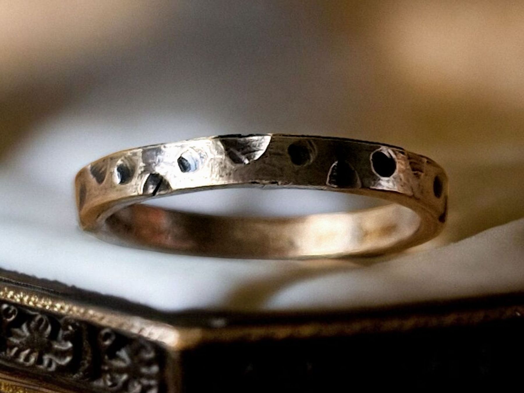 Anelli: Verpielter Männer-Ring, Bronze, Ringgrösse 75 – Nuovo e nell'imballaggio originale da Aarau venduto da Schmuckhoehle_MD