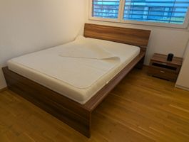 Gut erhaltenes Bett, inkl. Matratze & Rost, Kommode, Schrank
