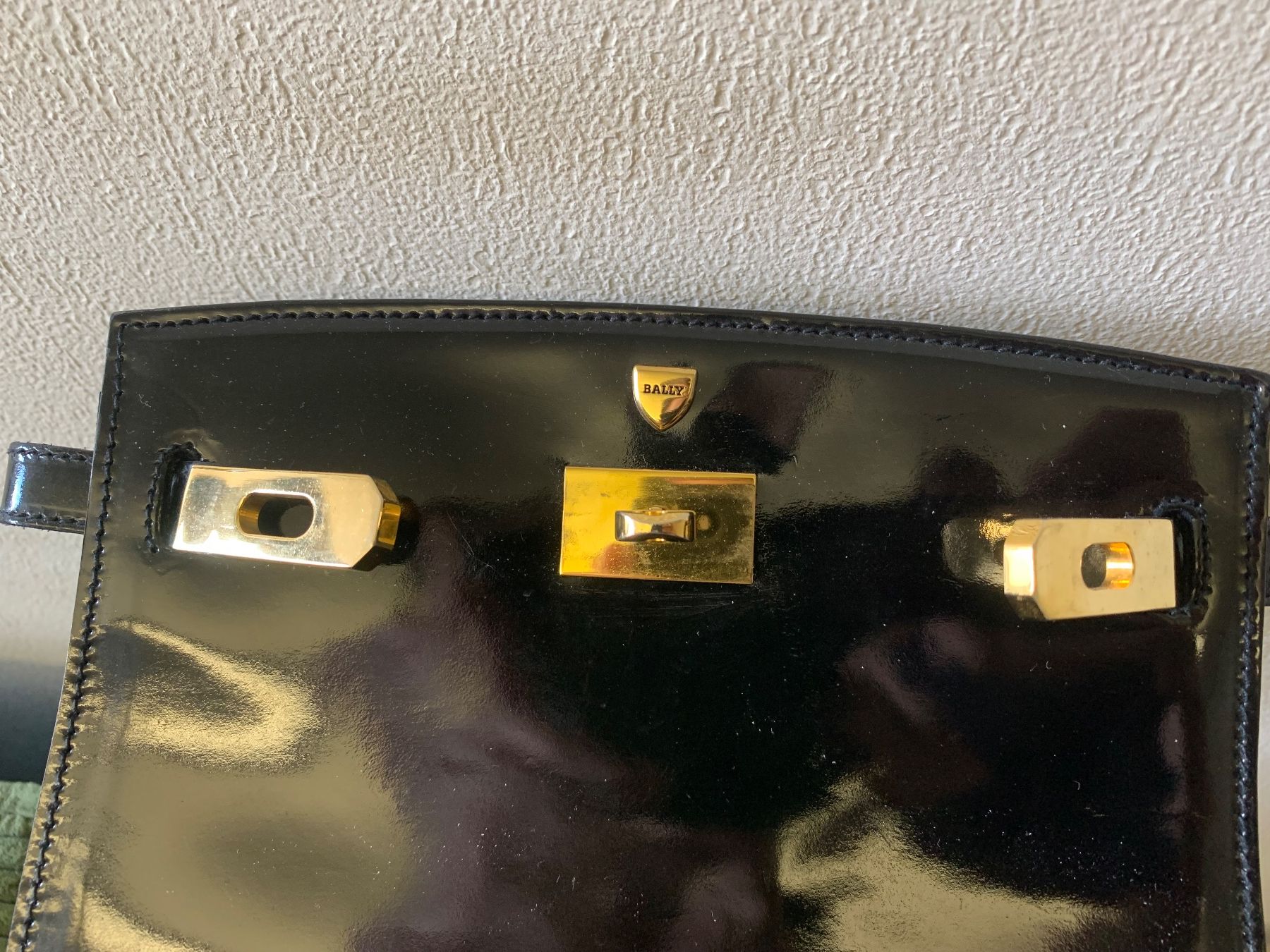 Taschen für Damen: Bally Lack und Leder Tasche in Schwarz – Gebraucht aus Winterthur von Compiorg 4