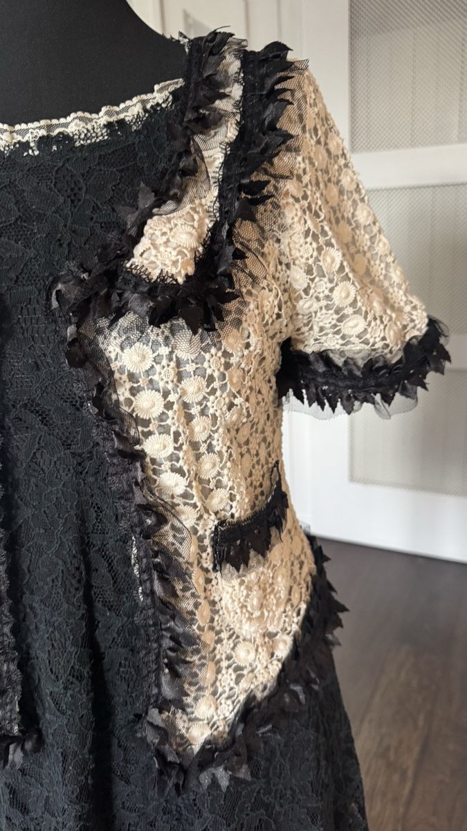 Costumi: Spitzenkleid mit Jäckchen Grösse 36/38 – Usato da Zollikon venduto da rundbsurf 4