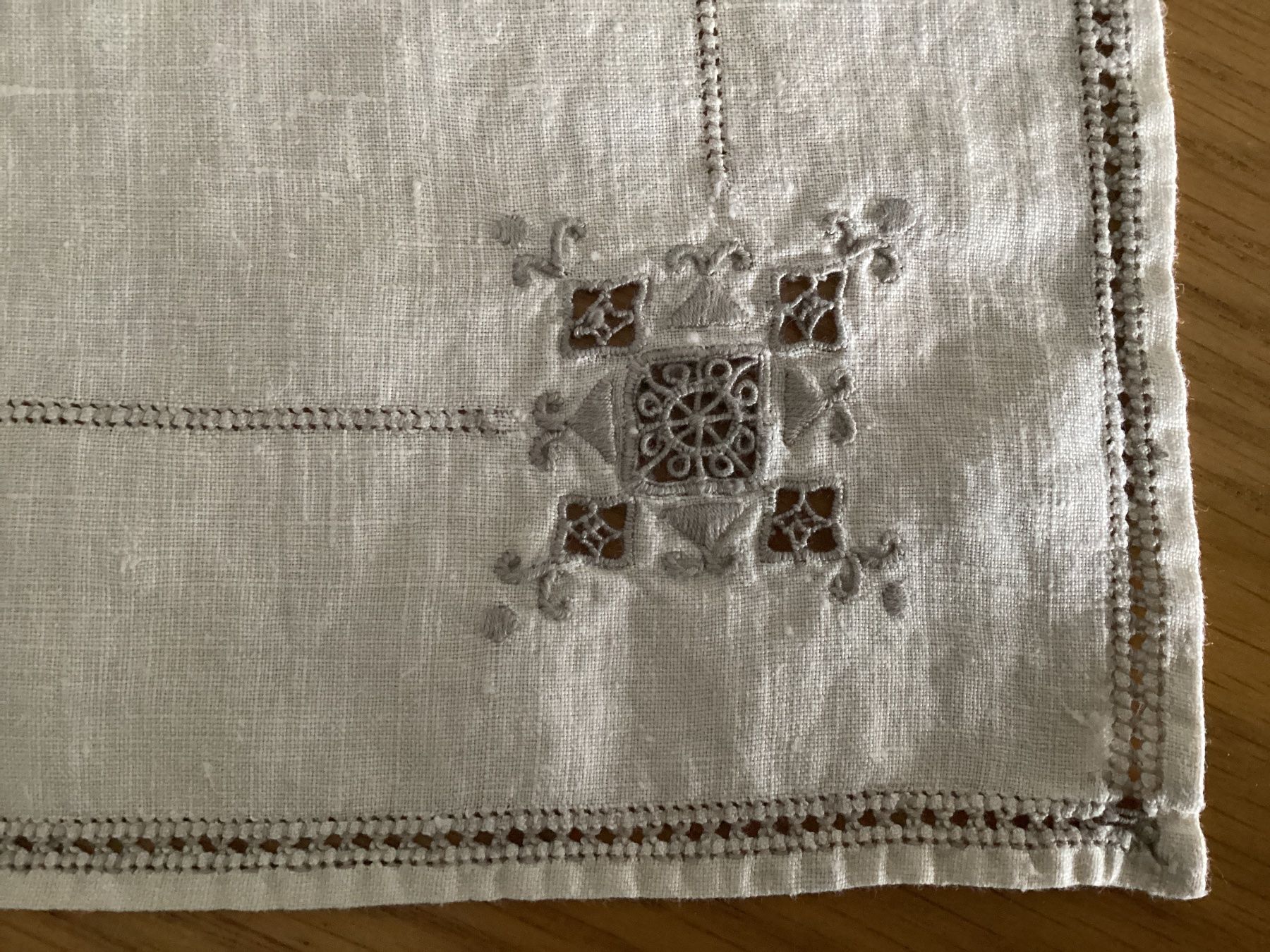 Alle Dekorationen: 3 Spitzendeckeli Leinen Vintage – Gebraucht aus Minusio von scotch111 2