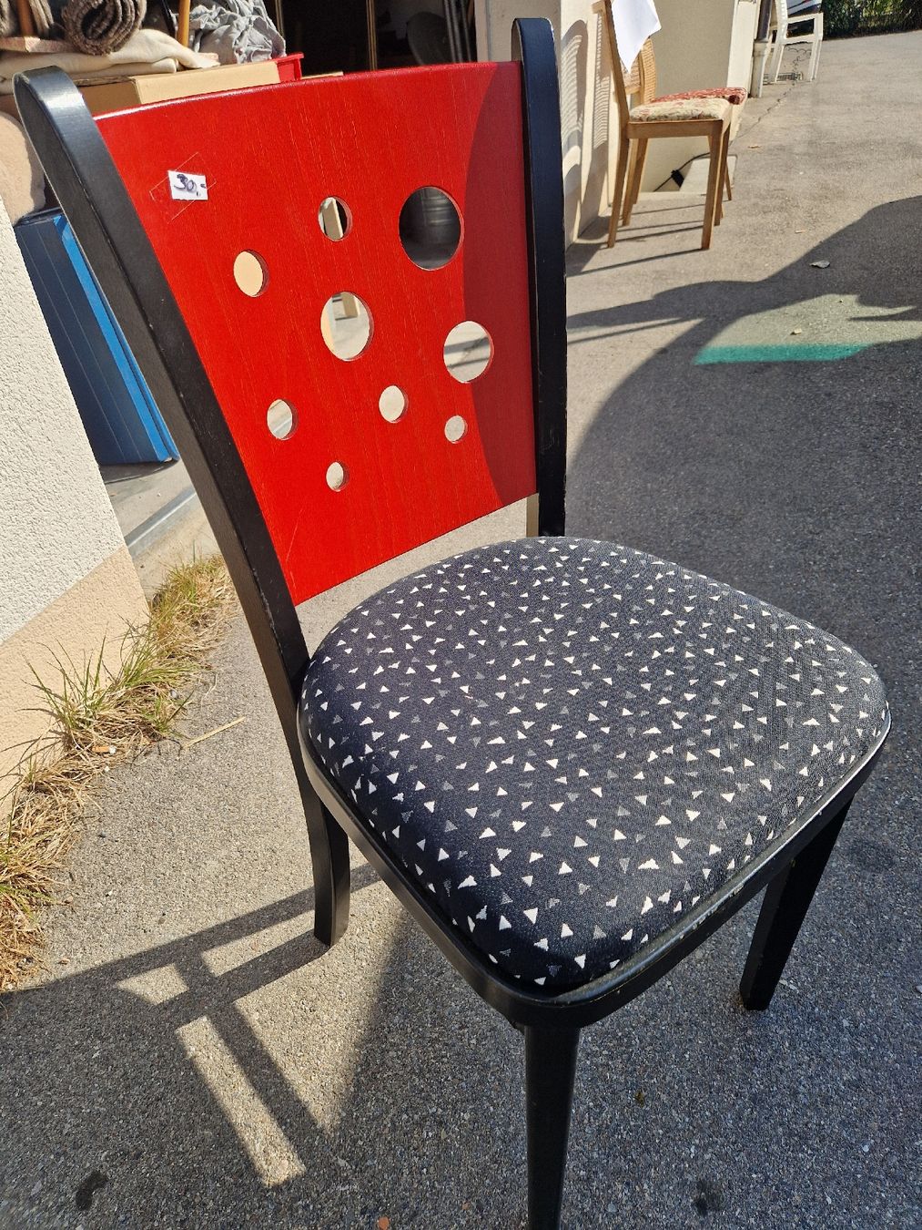 Chaises: Stuhl rot-schwarz mit Muster  – D'occasion à Mörigen par Clio111 4