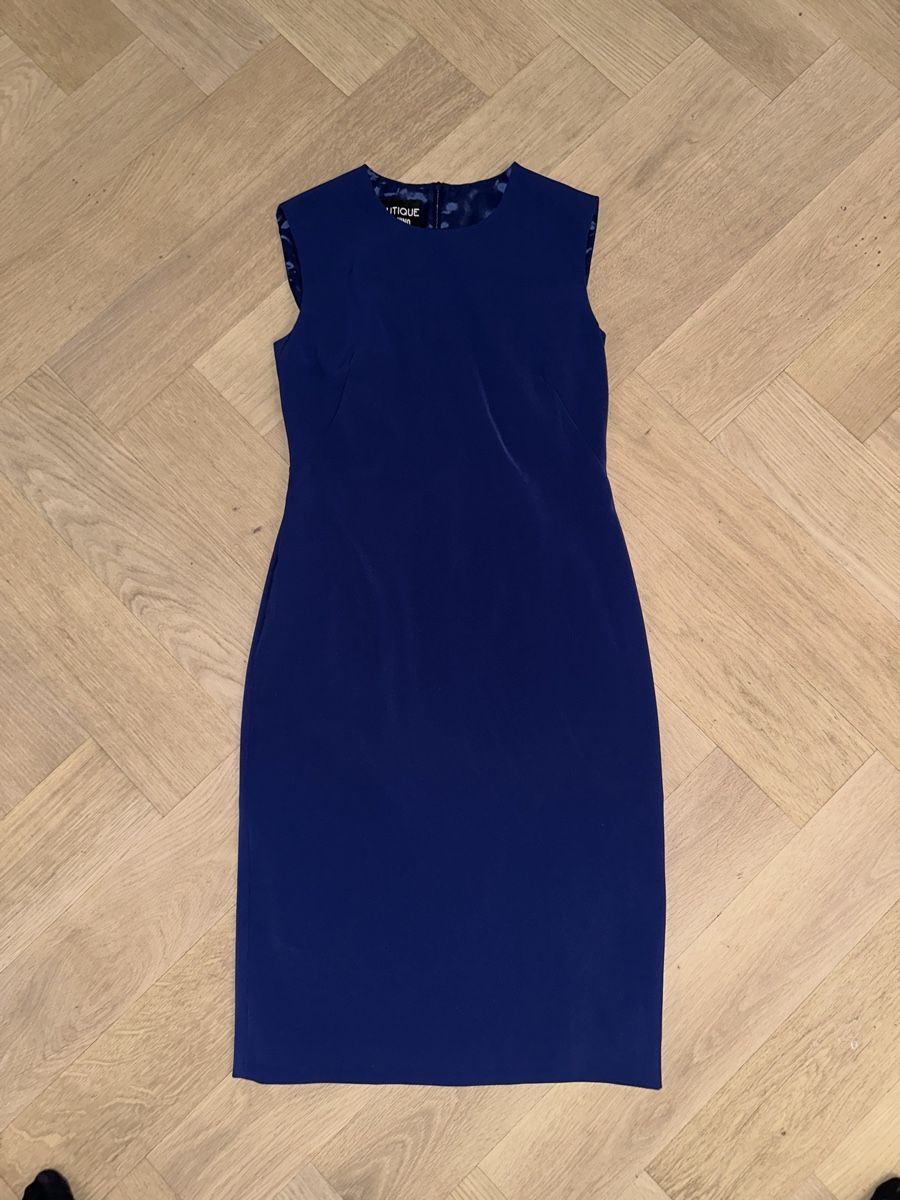 Moschino Kleider: MOSCHINO Boutique - Robe bleue - taille UK12 – Neu (gemäss Beschreibung) aus Genève von Lucie.hwrth
