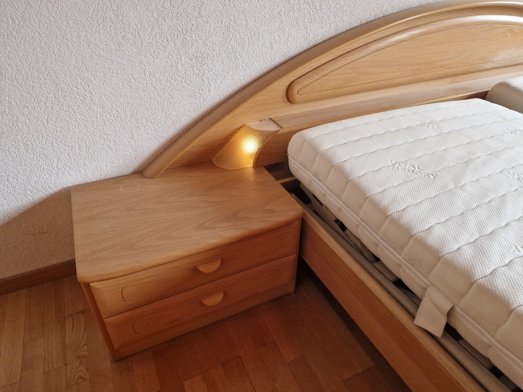 Bico Betten: Schlafzimmermöbel Eiche Massiv Kleiderschrank Kommode Spi... – Gebraucht aus Münsingen von Geeskile 9