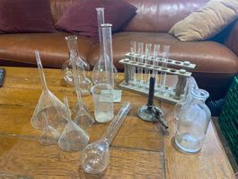 Lot ustensile verre laboratoire ( éprouvettes, entonnoir…)