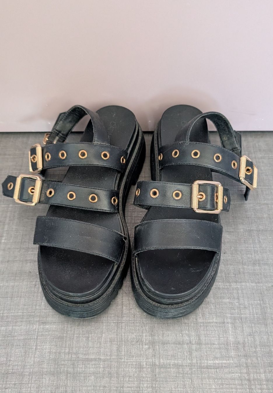 Scarpe da donna: Black Platform Sandals with Gold Buckles - Size 38 – Nuovo (secondo la descrizione) da Meyrin venduto da att_mgj5