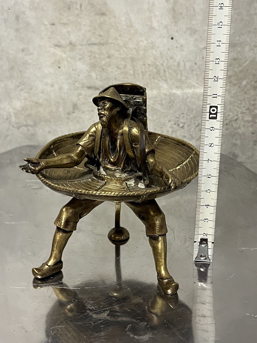 Statuette: Figurentablett Messing Mann mit Korb auf den Beinen 14cm – Usato da Zürich venduto da Privat_13 6