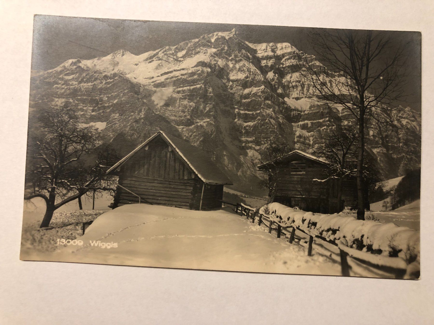 Ansichtskarten: Alte Ansichtskarte Berglandschaft mit Chalets Schnee Wiggis – Gebraucht aus Pfäffikon ZH von Waltoversand