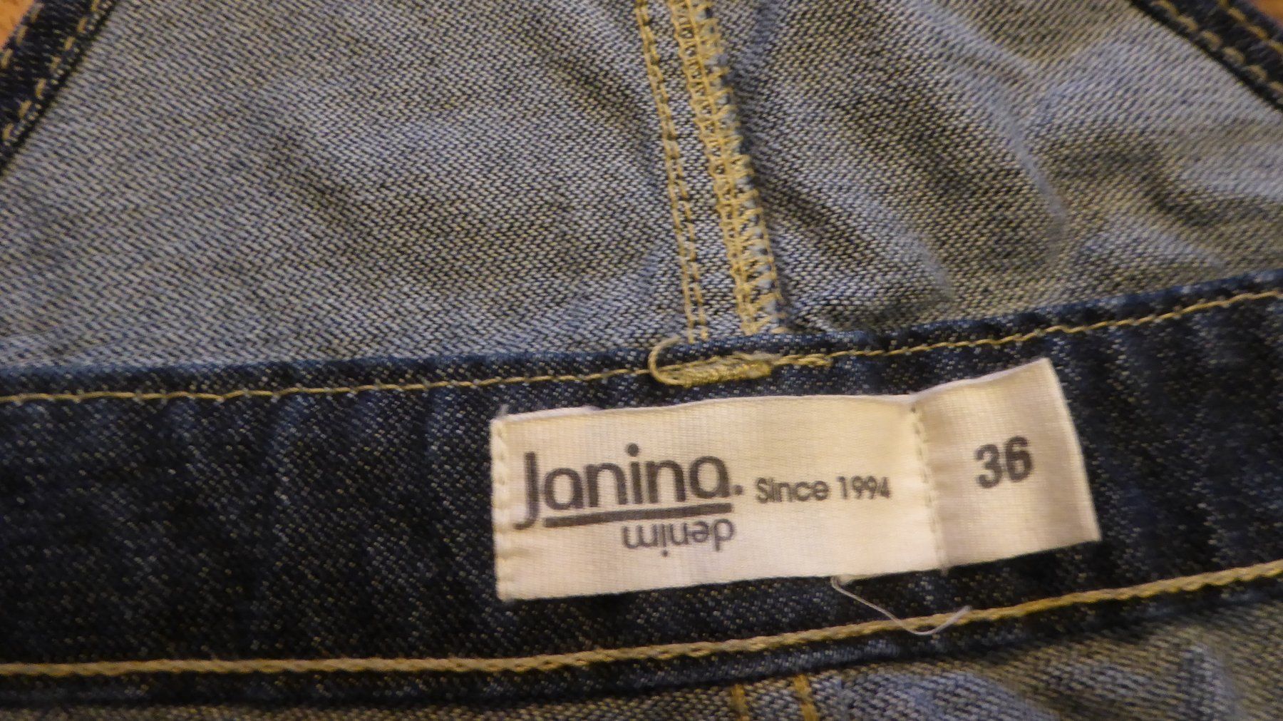 Jeans: Kurze Jeans Latzhose Gr 36 Janina – Usato da Sargans venduto da Benziner 4