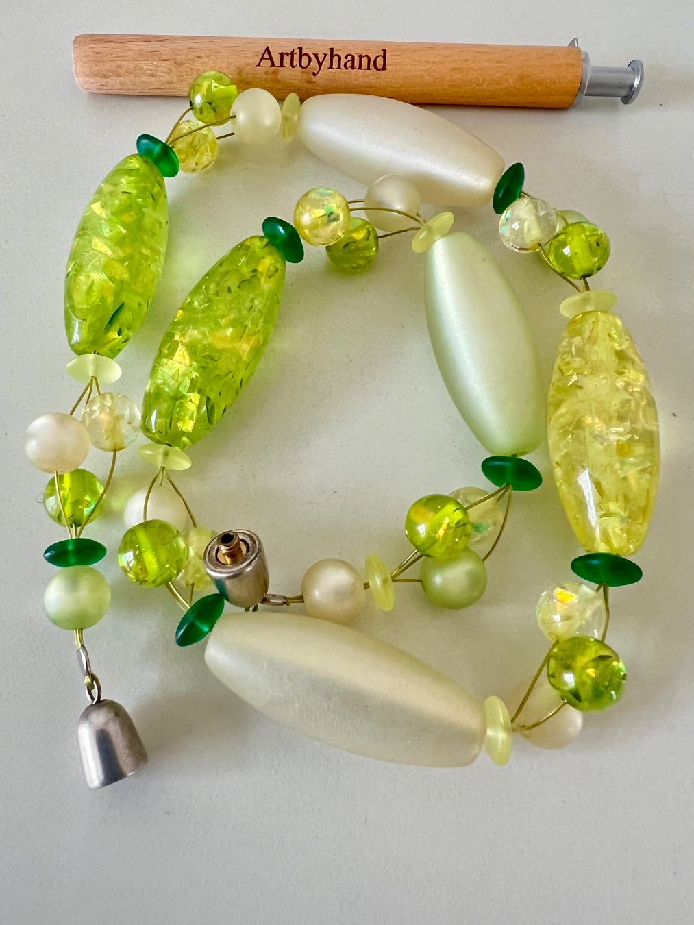 Catenine: Lichtspiel Statement-Glaskette Limettengrün Weiss mit Perlen – Usato da Ruswil venduto da artbyhand 5