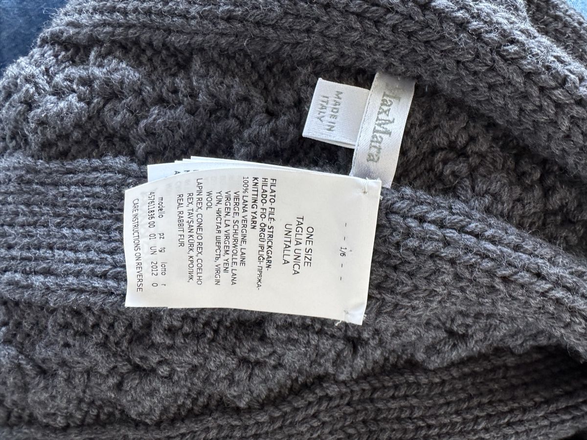Max Mara Foulard & Sciarpe: Hoodie and schal in one from Max mara – Usato da Münchenstein venduto da ArleneLM 2