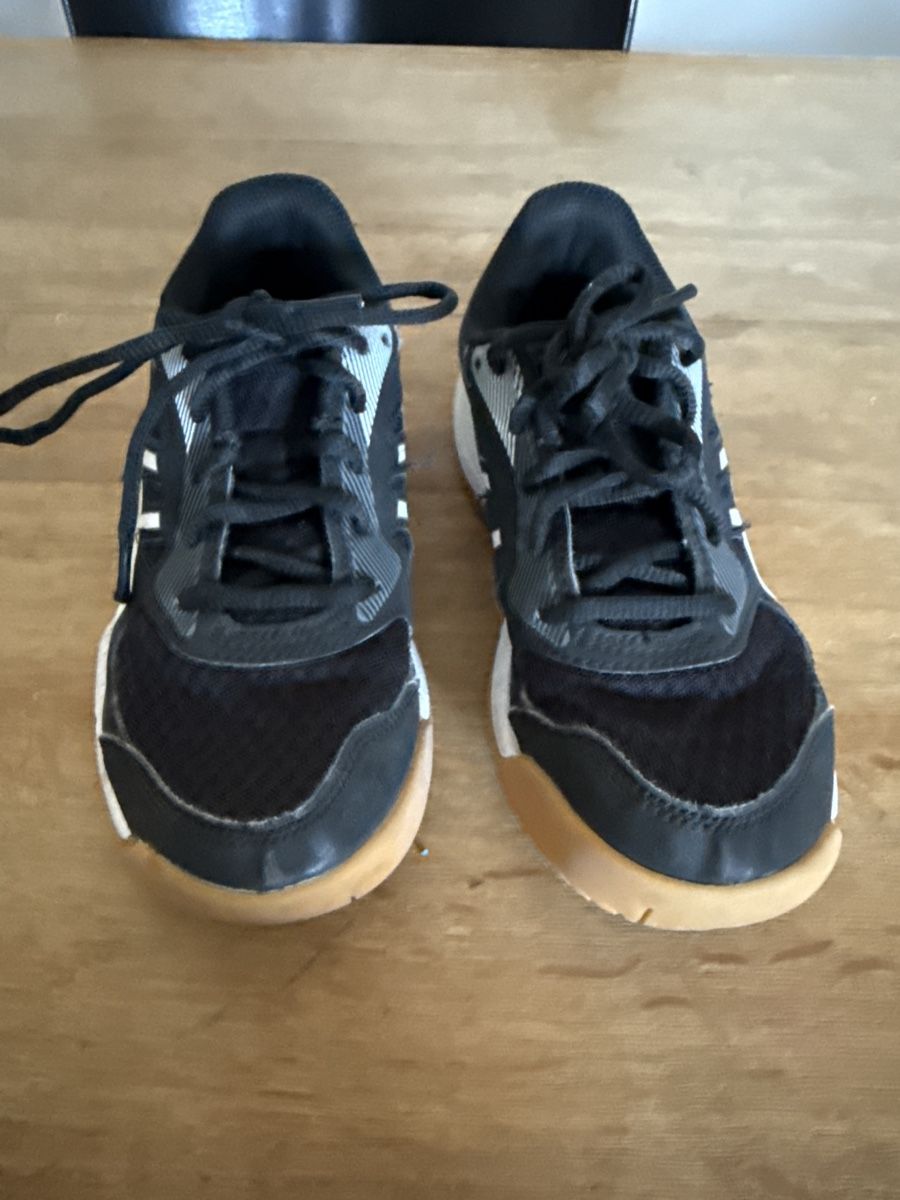 Asics Schuhe für Jungen: Asics Turnschuh Gr. 35 – Gebraucht aus Flüh von domiri