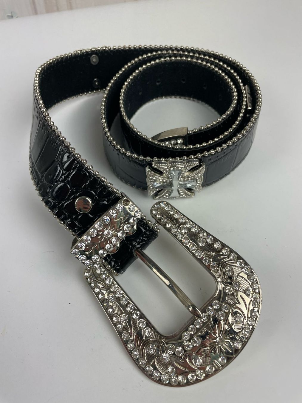 Cinture: Schwarzer Ledergürtel mit Strass-Schnalle Gr. L – Nuovo e nell'imballaggio originale da Wängi venduto da LiqKojote
